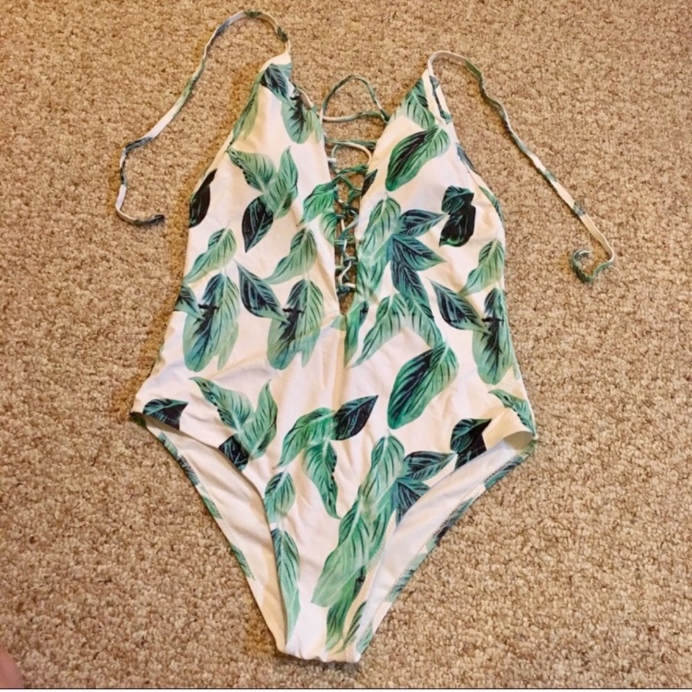 Cupshe leaf print one piece 💚